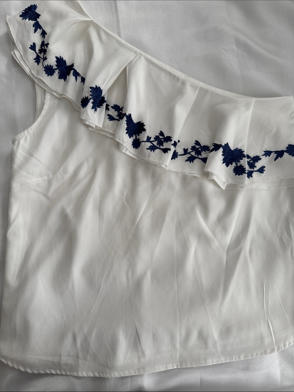 Source Unknown White Ruffle Top with Navy Floral Embroidery